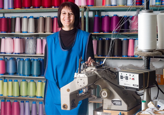 Visites de l'atelier: Véronique devant sa Machine